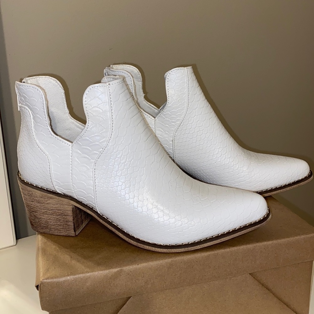 NWT Low white cowgirl boots